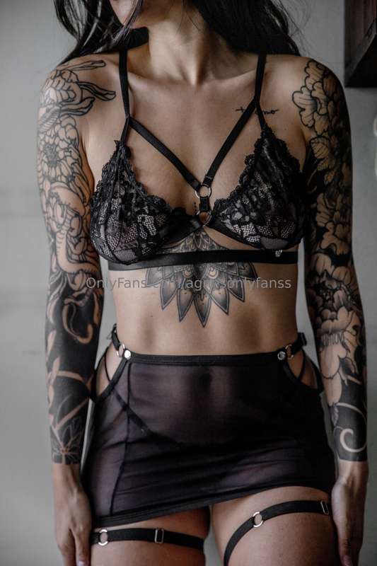 My tattoos are made to be admired. If you like women with ar..