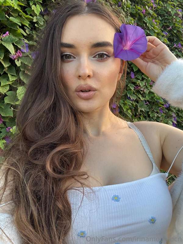 Flower 🌺 has such a soft touch, just like my skin is. 😘