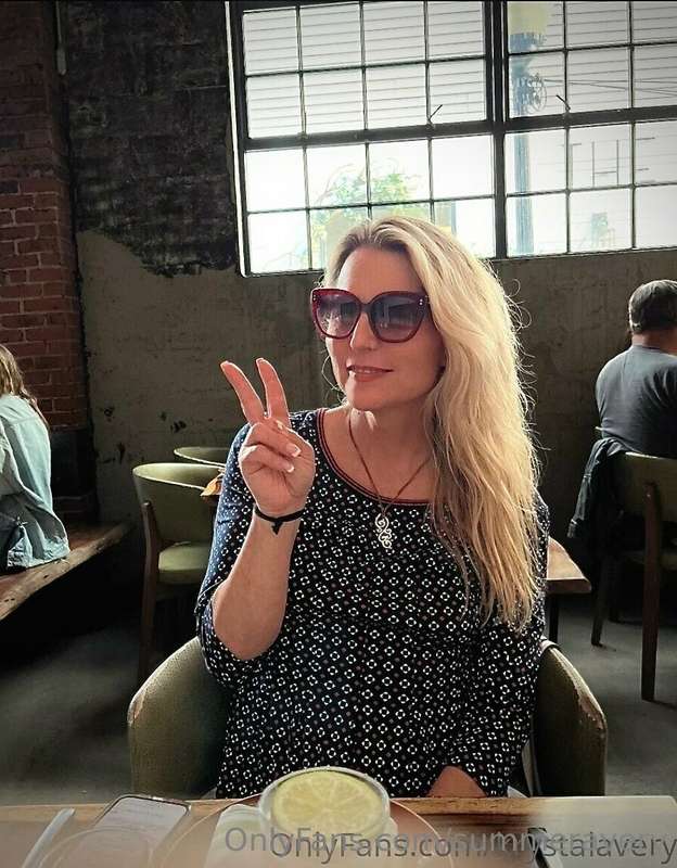 Join me for dinner ❤️ after we can have some fun 🙄 💋