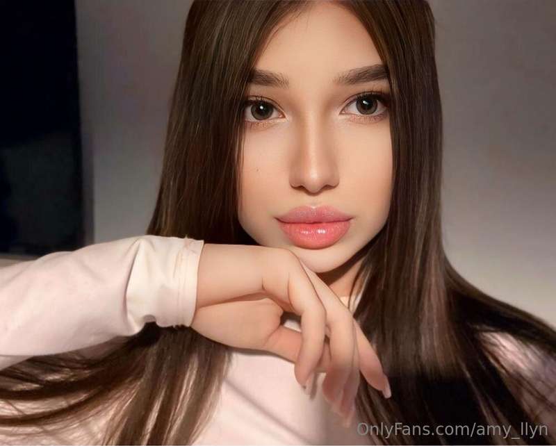 ✨ You’ve seen pretty — but not like @arina.riri ✨ Soft curve..