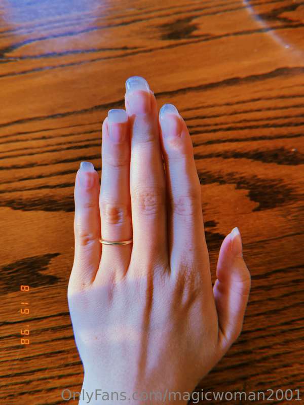 Nothing good happens with these nails😈