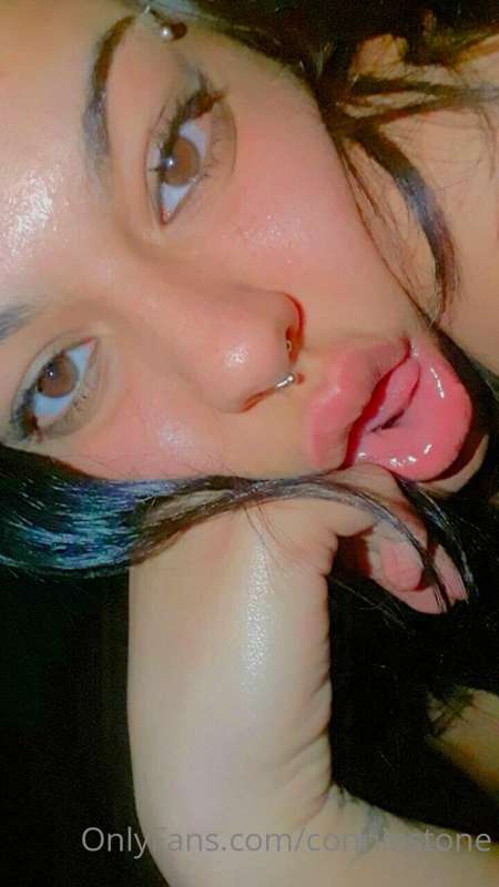 Put ur dick in my mouth daddy please 😈