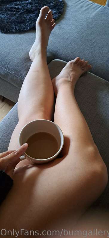 Maanantai, päivän voi aloittaa kupillisella kahvia.

Monday,..