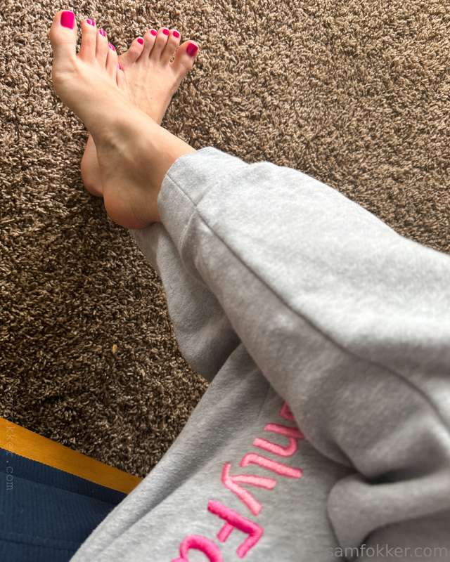 Morning toesies 👣🩷  I couldn't sleep for shi last night, I n..