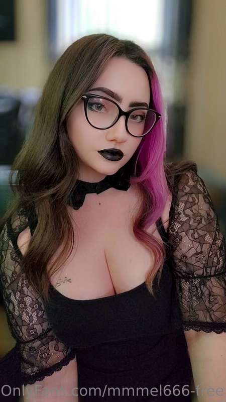 Swipe to make my boobs falls out :-)🖤