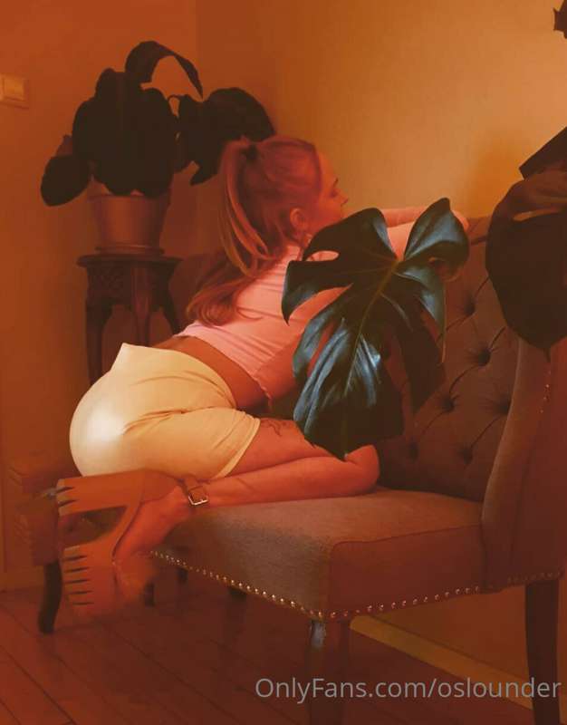 white leather <3 for more pichs visit www.onlyfans.com/oslou..