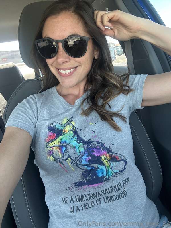 Guuyyyssss!!! Look at my new shirt!!! 😍🥰🦖🦄 Omg I love it so ..
