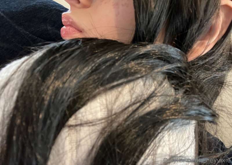 glossy lips >.< 😊