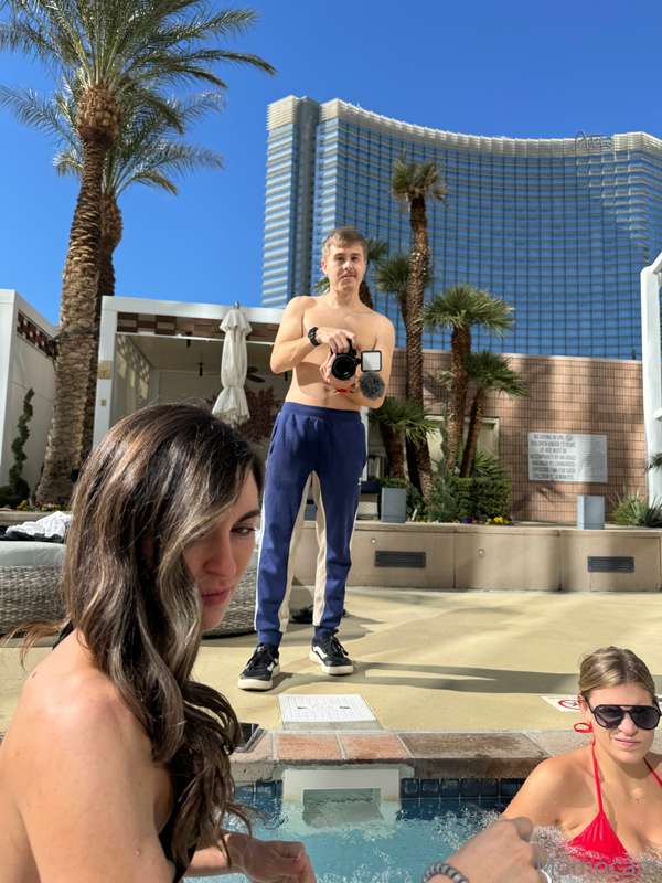 Vegas Pool shoots! 😎

With the girls
@fitbryceadams
@averydo..