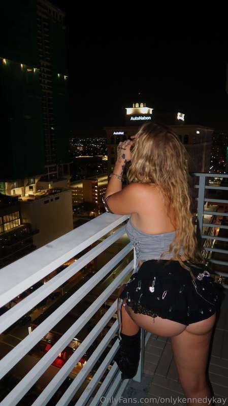 Double the view, double the trouble 🍑