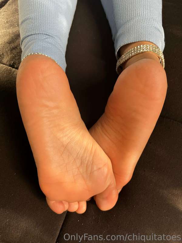 Happy Sunday!❤️ your tongue on my soles??🤔😈