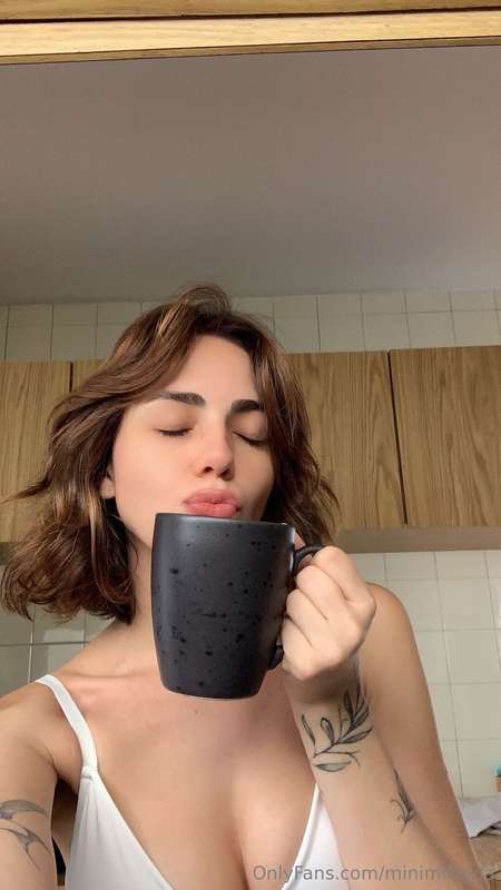 coffee in my hand, kisses on my mind 💭💋