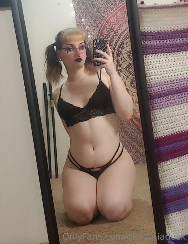 my hips and thighs look so soft and squishy 🖤