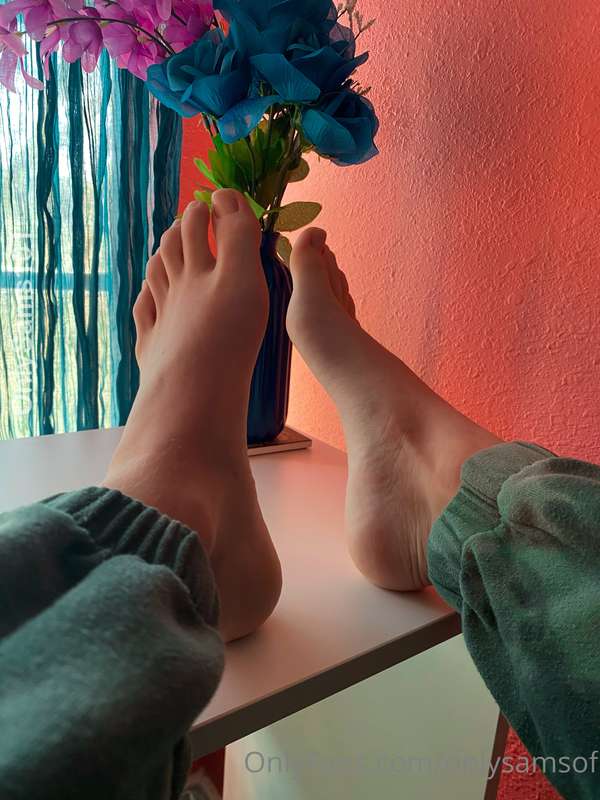 Don't my feet look so soft and pretty in these pics? 🤗