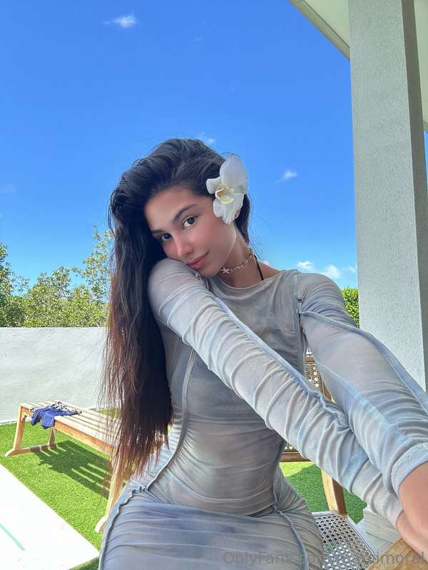 do i look pretty… or just straight-up hot? 🥰