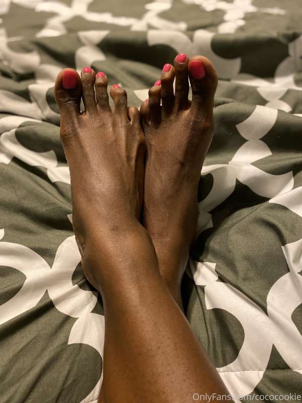 New pedi too! Tell me what you want to do to these toes 🤔😏