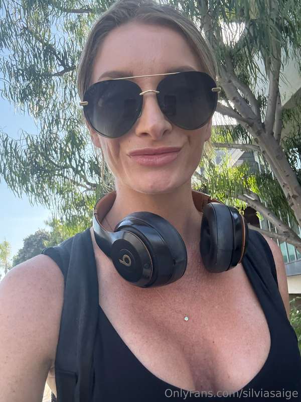 Guess what song I'm listening to! 🎧