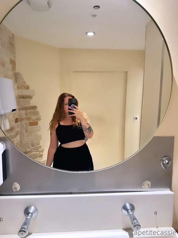 Mon passe temps préféré ? Tester les toilettes de tous les r..