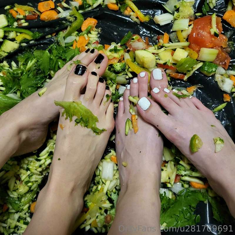 Salad time 🥗🥗🥬🥬👣👣❤️❤️