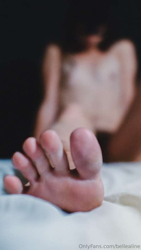 Dans le crépuscule d’un rêve égaré, Allongée sur des draps d..