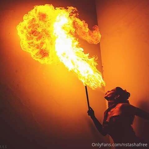 Piromaníaca  A não queimada  Aquela que queima A garota do f..
