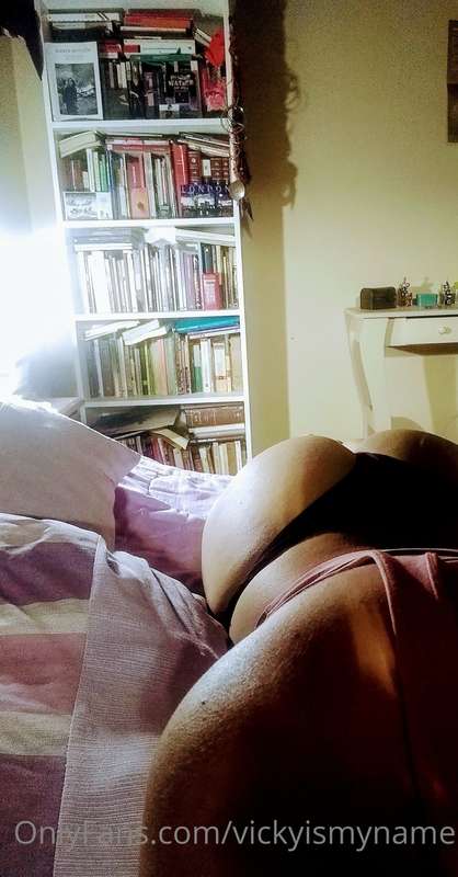 Books and butt 🤓 What's your favourite kind of reading?