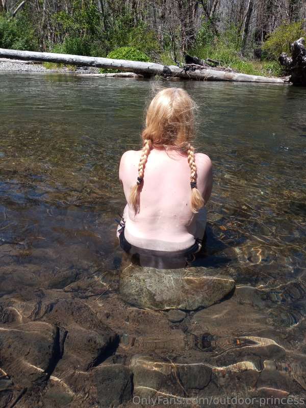 Skinny dipping to beat the heat. 🔥