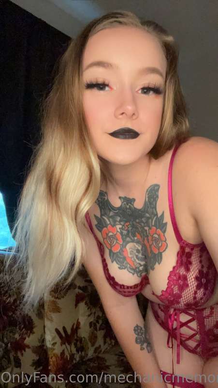 Hey! Ya wanna watch me fuck myself with the machine one of y..