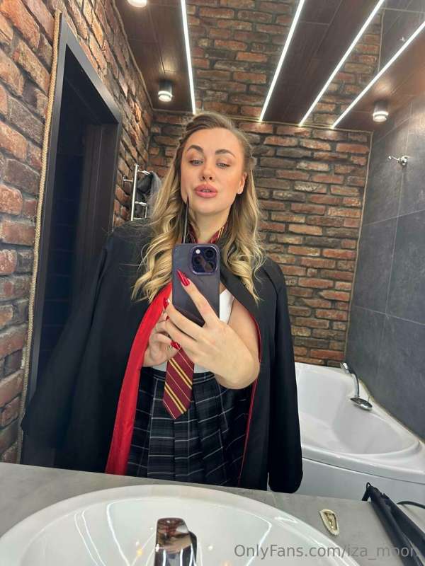 iza_moon