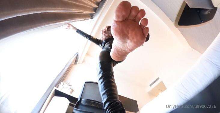 【360°VR】Villainess defeats hero by making him smell her stin..
