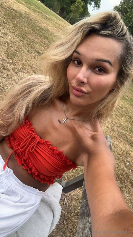 Autumn sun, cozy skin, and a little mischief 😊