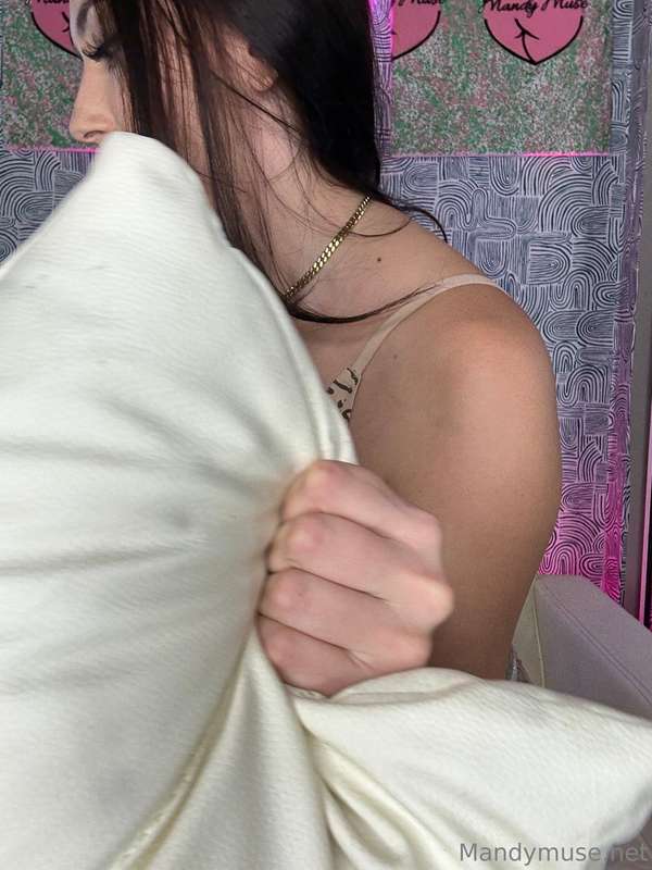 taking a peek to see what you are hiding under there.....🍆do..