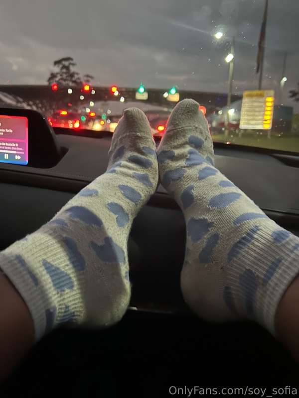 Dressed feet 👣 hahaha
Do you like my socks? 🥰💜