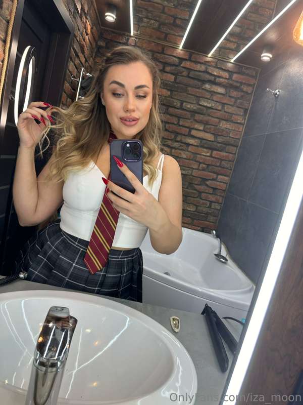 iza_moon