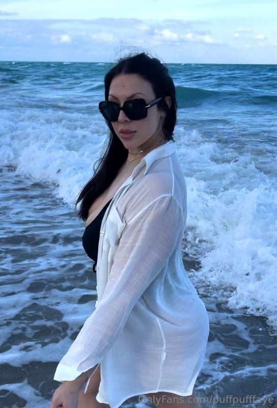 Happiest at the beach 🏖️😍 Happy Sunday guys x
