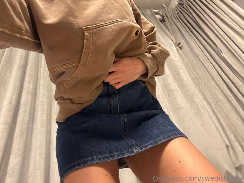 Pull up my skirt.. watch my bara pussy and ass 🫦😈 what are u..