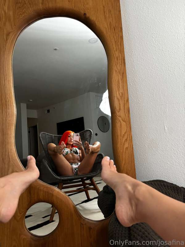 I love my pretty little feet 👣