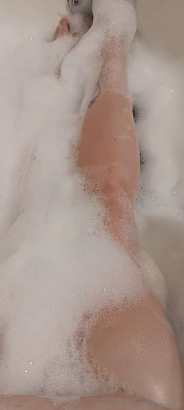 Nothing like a bubble bath on a rainy day 💜 