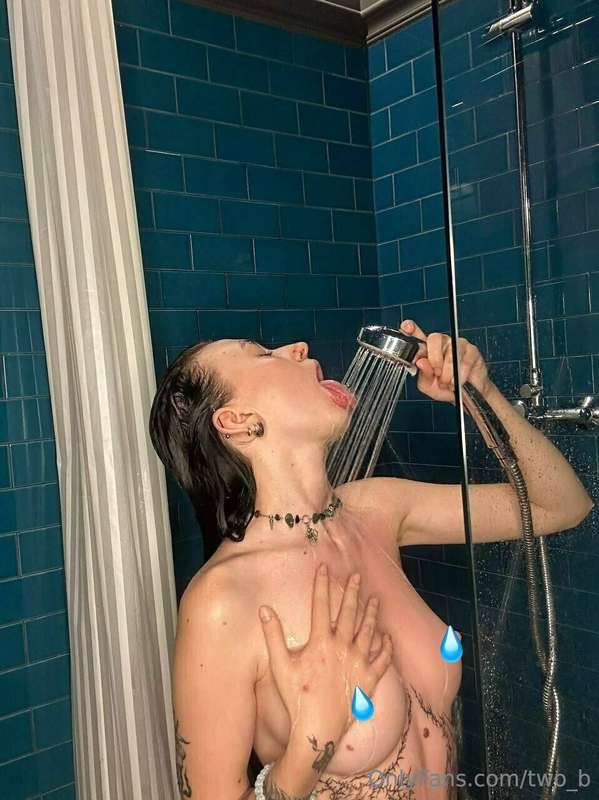 𝘐 𝘢𝘣𝘴𝘰𝘭𝘶𝘵𝘦𝘭𝘺 𝘭𝘰𝘷𝘦 𝘵𝘢𝘬𝘪𝘯𝘨 𝘢 𝘴𝘩𝘰𝘸𝘦𝘳🚿. 𝘐 𝘭𝘰𝘷𝘦 𝘵𝘩𝘦 𝘧𝘦𝘦𝘭𝘪𝘯𝘨 𝘰𝘧 𝘸𝘢..