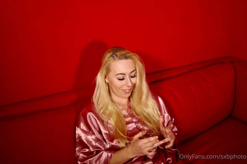 BTS preview of an upcoming photo gallery with @aqua_tofana_p..