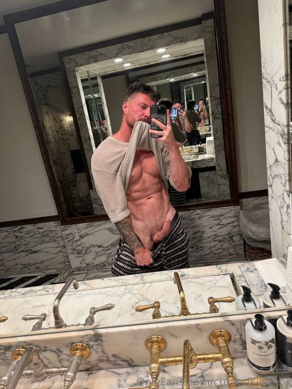 Pre dinner blowie in the bathroom anyone? 