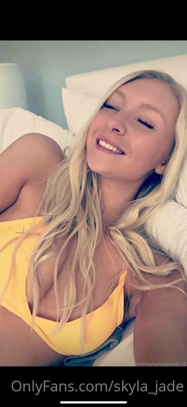@freshmanblondie18 is not as innocent as she looks 💦🥵. She h..
