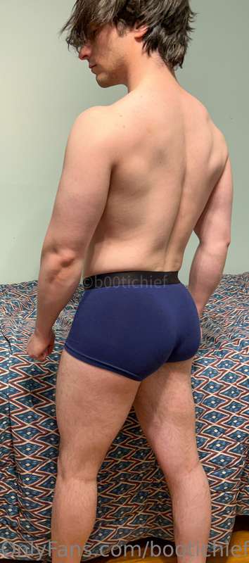 Watch me shake my ass, give myself a lil wedgie, bend over a..
