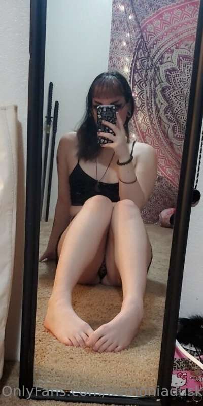 any feet lovers ??? 🖤