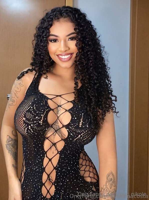 TAN AND HOT CURLY GIRL @itsselenacosta 🤩❤️ YOU'LL CUM OVER A..