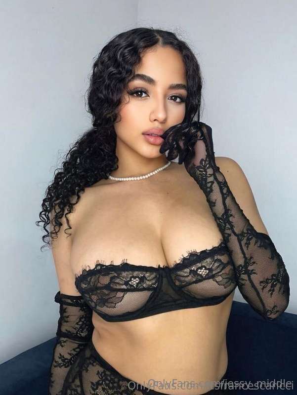 HOT CURVY BRUNETTE @itsfrancescaricci 🔥🔥🔥 SEXY BODY & HORNY ..