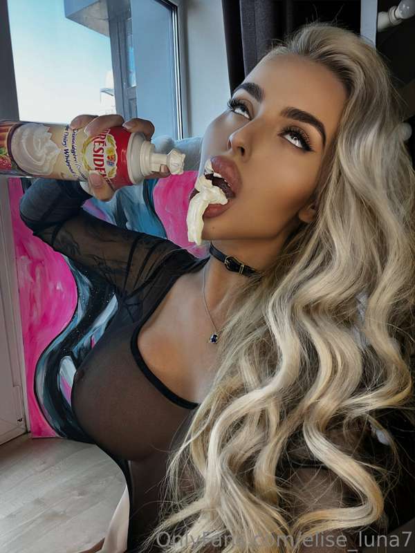 Old but gold vibes. Be a gentleman, feed my bad habits 🥂💘