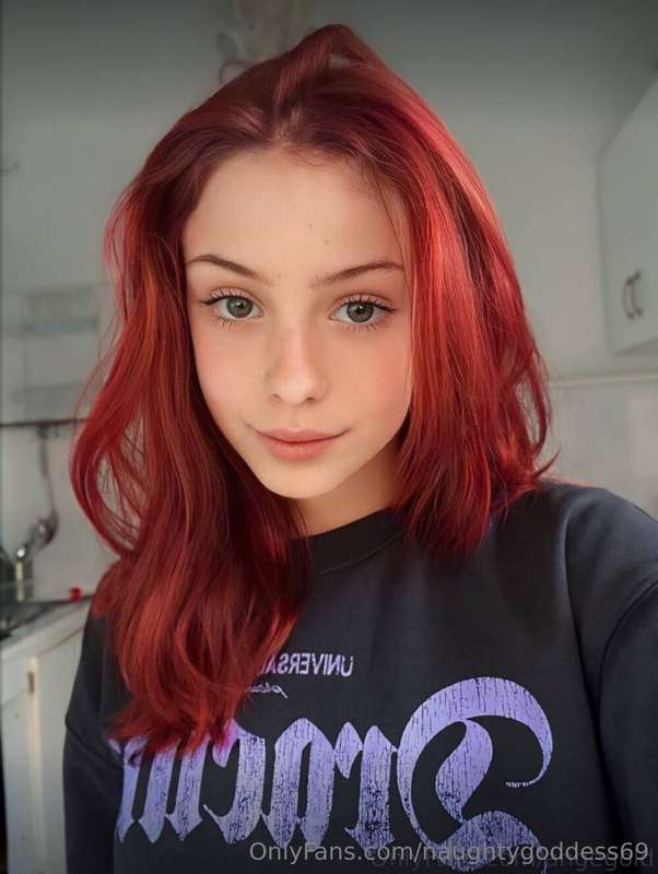 Let me distract you👉 @angegold 💋
Cute girl @angegold loves t..