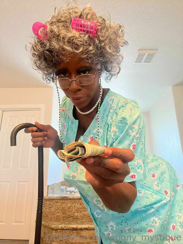 GRANNY THOTTY ready to get naughty! 😈CUM & GET IT BABY! 💋