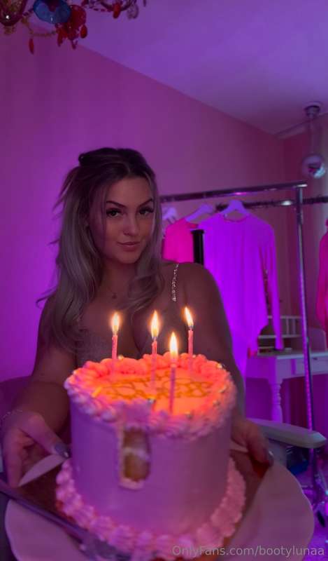 bootylunaa